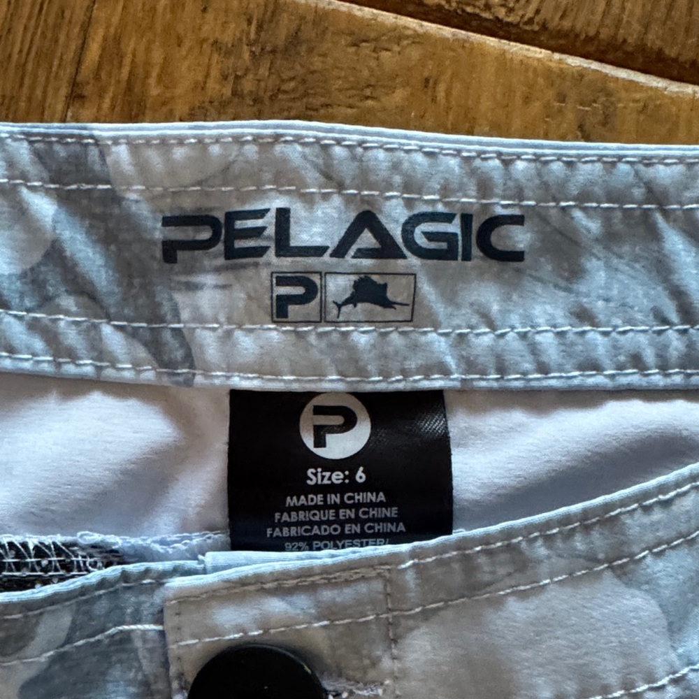Pelagic Light Gray Camo Women's Cargo Shorts size 6 - Picture 5 of 6